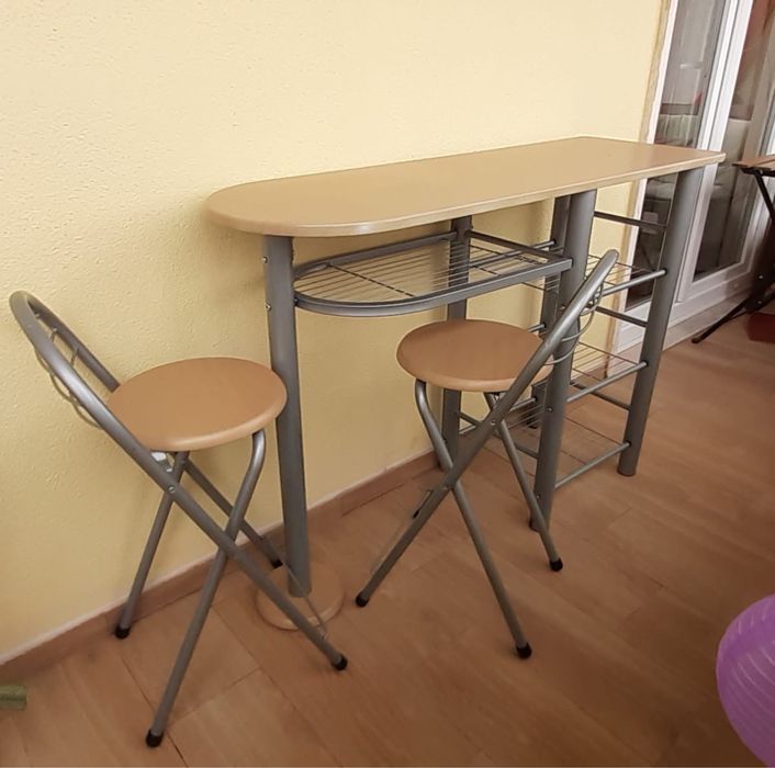 Mesa alta com cadeiras