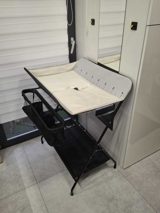 Składany przewijak na stojaku dla niemowląt w bardzo dobrym stanie