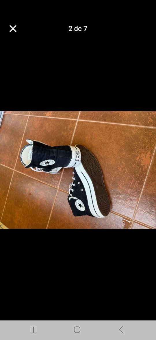 Sapatilhas brancas da marca Converse. Em ótimo estado, usadas, mas bem