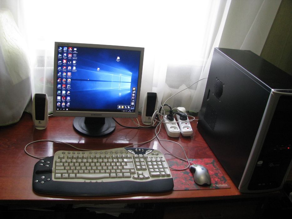 Компьютер: системний блок+монітор+мишка+клавіатура+колонки