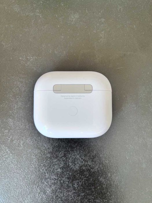 Зарядный кейс для наушников Apple AirPods 3 Зарядний футляр оригинал