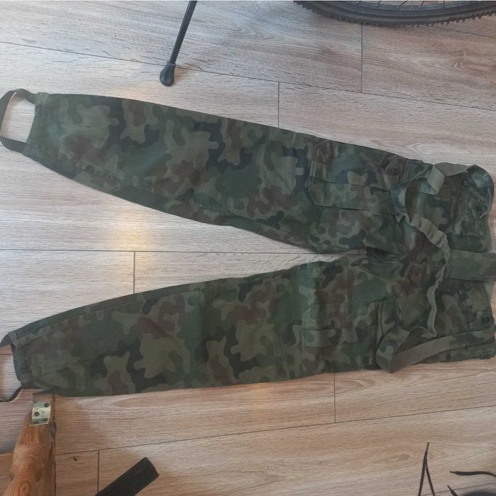 Mundur Wojskowy Polowy Całoroczny Wz.93 Bluza + Spodnie + Flagi

Na sp