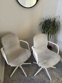 Cadeiras giratórias bege e branco