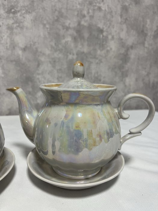 Вінтажна цукорниця та чайник з блюдцями