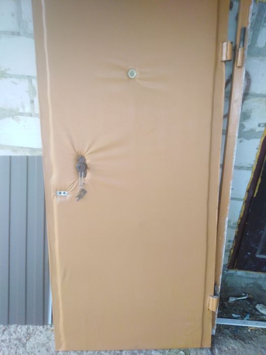 Двері металеві,в хорошому стані