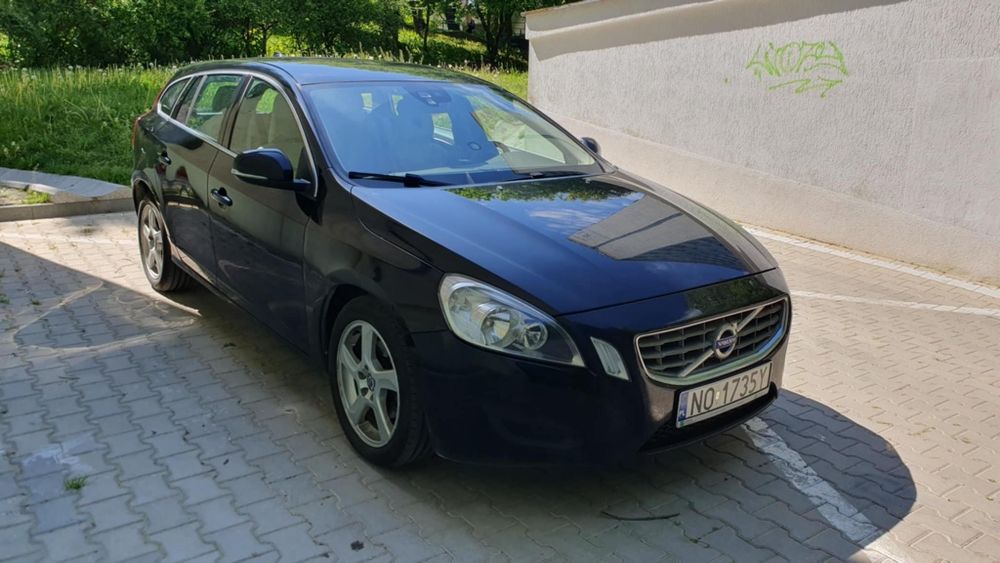 *** VOLVO V60 ***