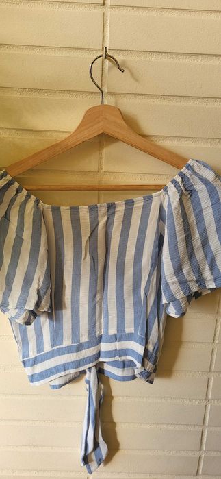Top da Bershka riscas azuis e brancas
