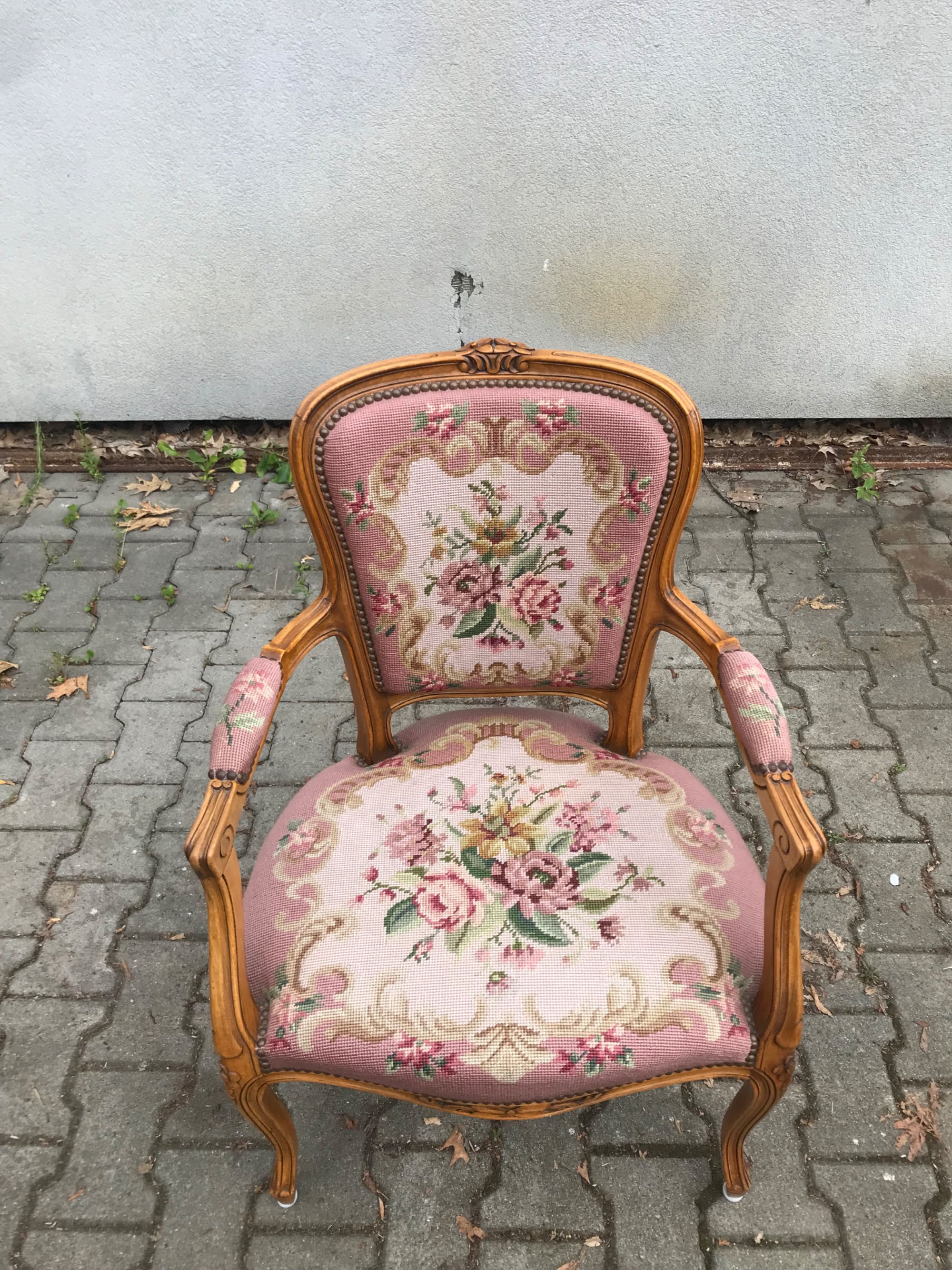 Stylowe krzesło w stylu ludwika