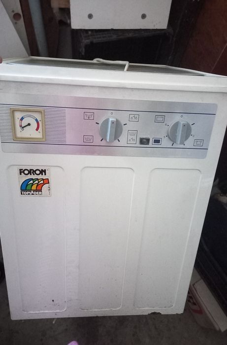 Стиральная машина вертикальная в рабочем состоянии