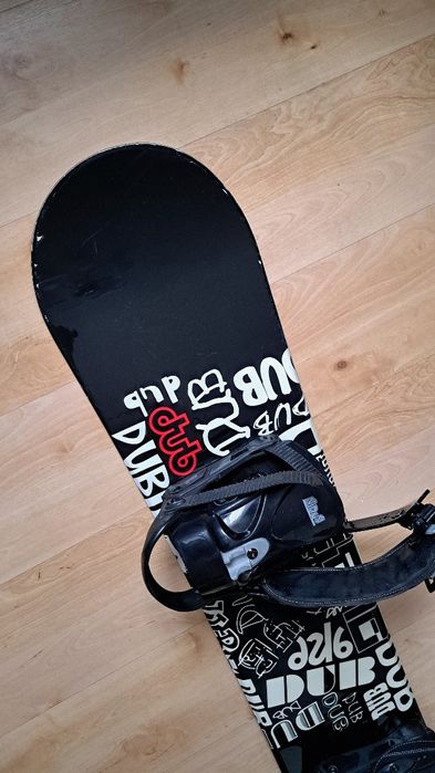 Sprzedam deskę snowboardową w komplecie z butami, kaskiem i goglami.