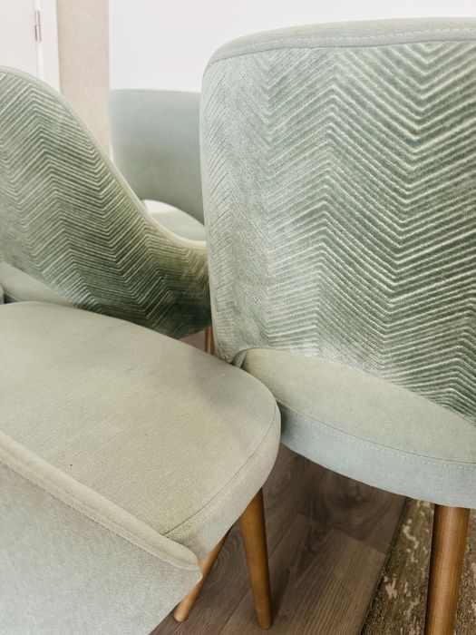 6 cadeiras estofadas cor menta e pes madeira