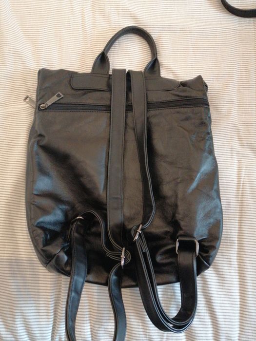 Mochila preta em imitação de pele