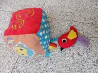Vários brinquedos para bebé