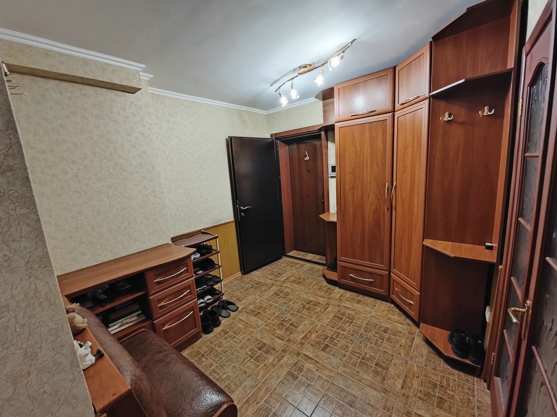 Продам 3к с мебелью и техникой, Рабочая дом 65, середина