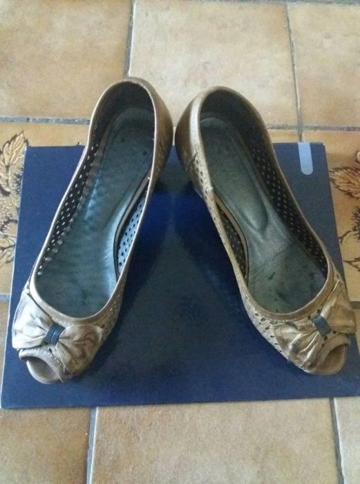 Sapatos castanhos e pretos antigos / vintage / retro / pin up