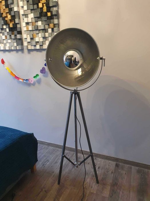 Lampa wolno stojąca Trójnóg