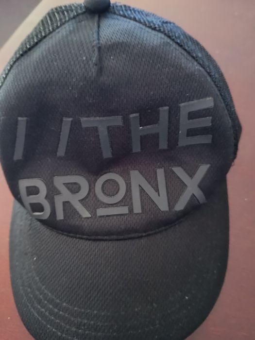 Czarna czapka z daszkiem