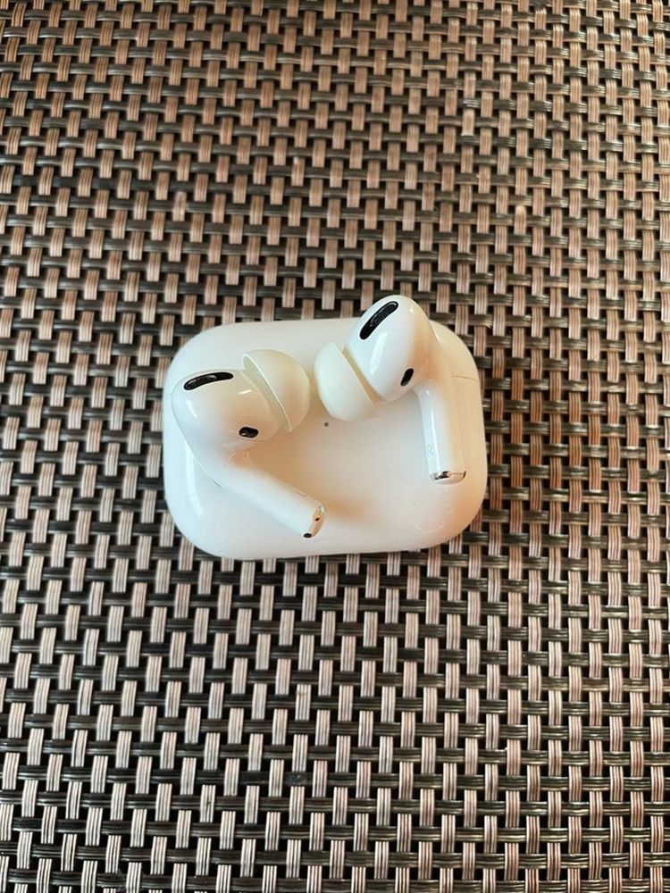 Apple AirPods Pro biały (MLWK3ZM/A) etui ładujące MagSafe