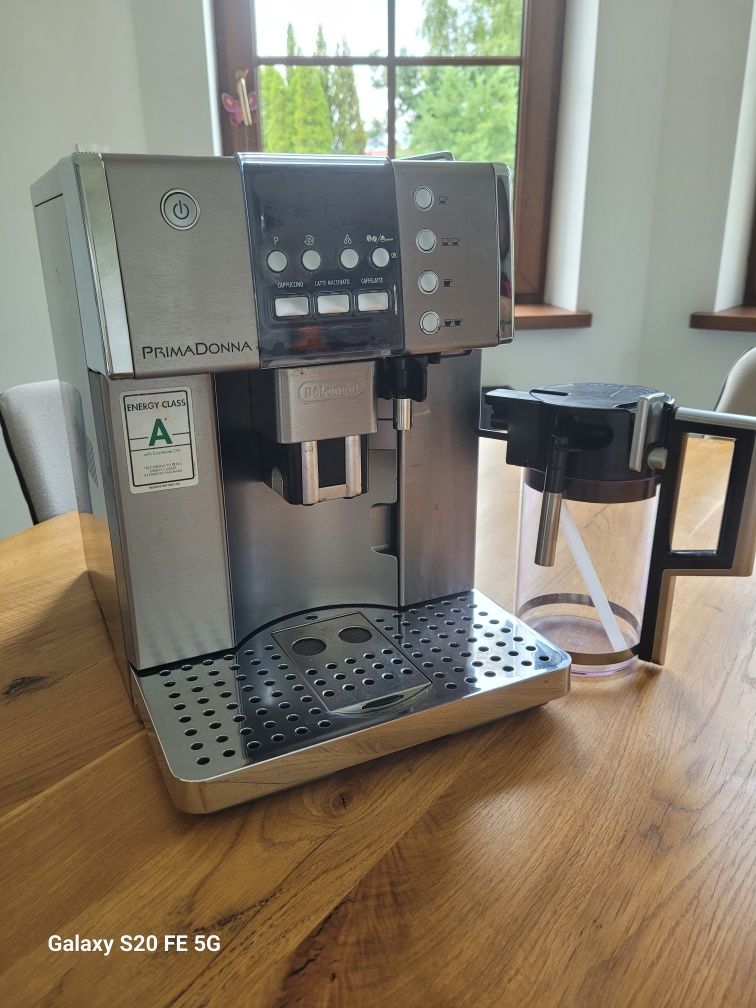 Automatyczny ciśnieniowy ekspres DeLonghi PrimaDonna ESAM6620 15 bar