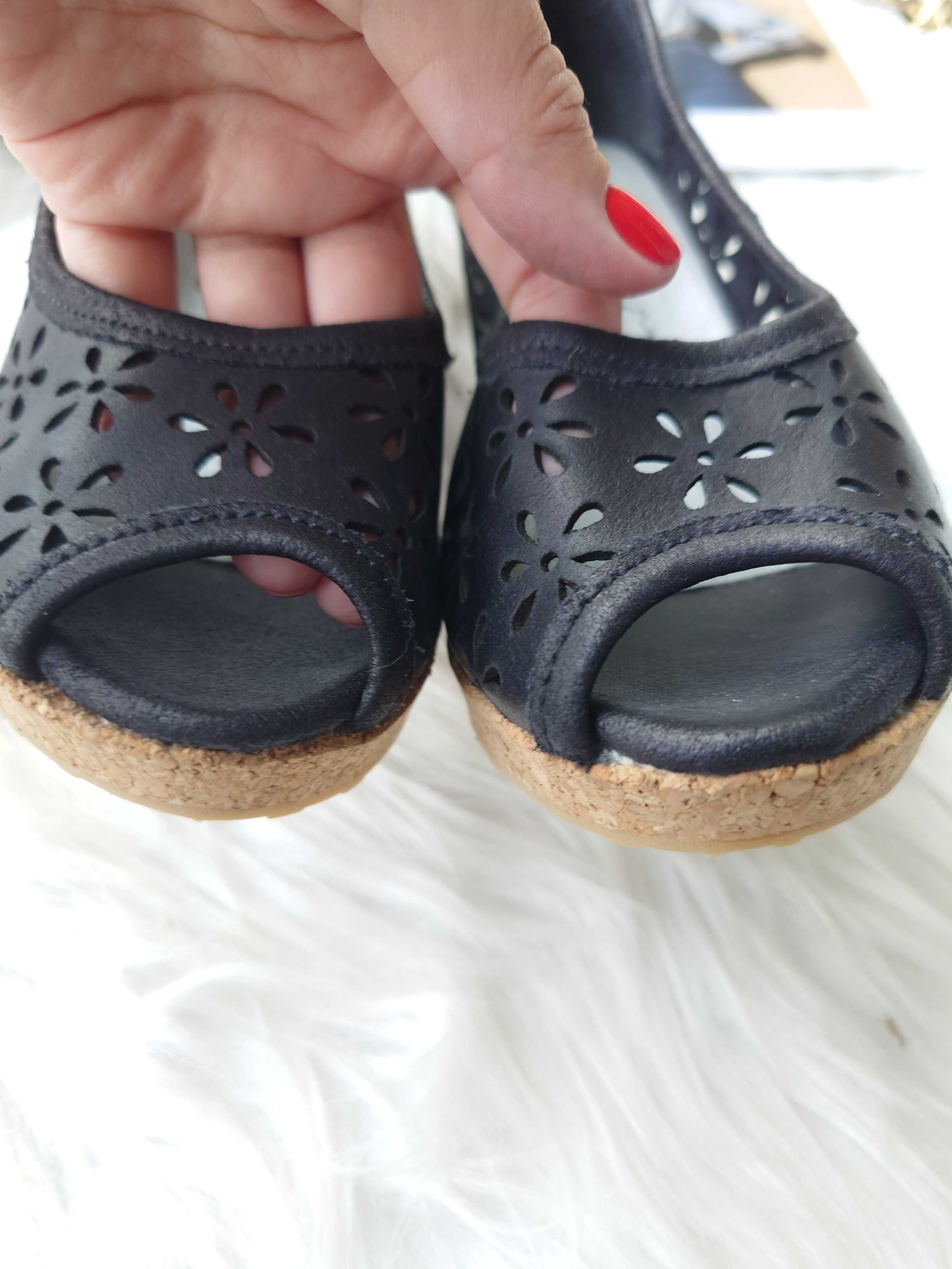 Czarne buty na koturnie z ażurowym wzorem Ten Points 37