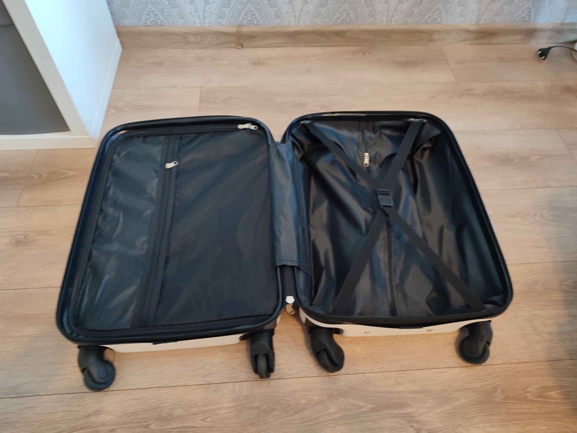 Nowa kremowa walizka podróżna