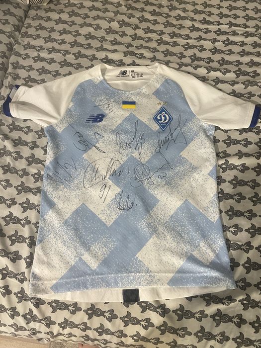 Футболка з автографами гравців Динамо