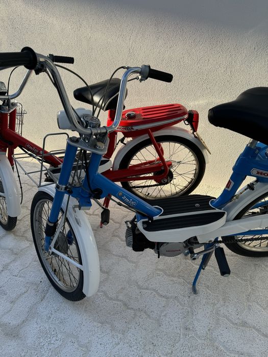 Honda Amigo PF50 Vermelha e outra Azul