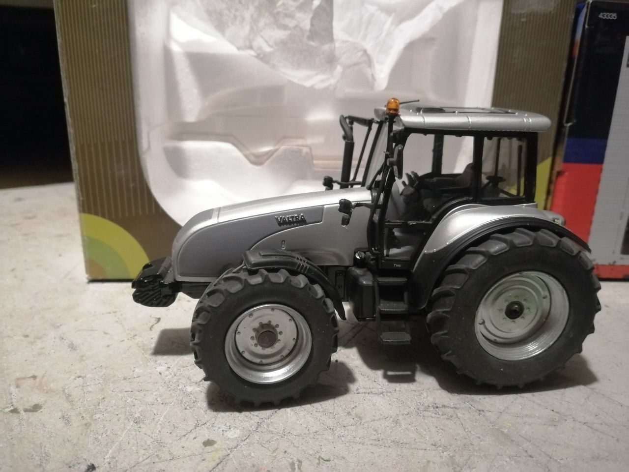 Traktor valtra T Universal hobbies, nie siku, wiking 1:32