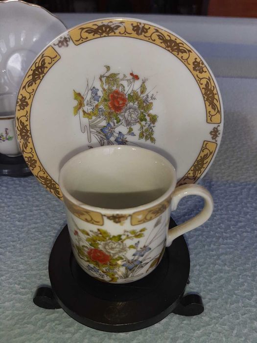 Varias chávenas (10) com pires e suportes