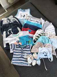 Zestaw ubrań niemowlęcych dla chłopca r. 56/62. Czapeczki, śpiworek