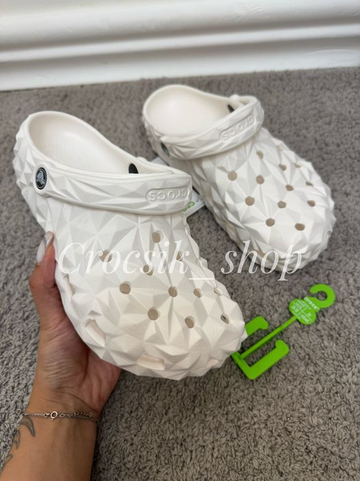 Стильні крокст Crocs Classic Geometric Clog