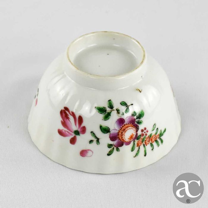 Taça porcelana da China, Qianlong, séc. XVIII, decorada com flores