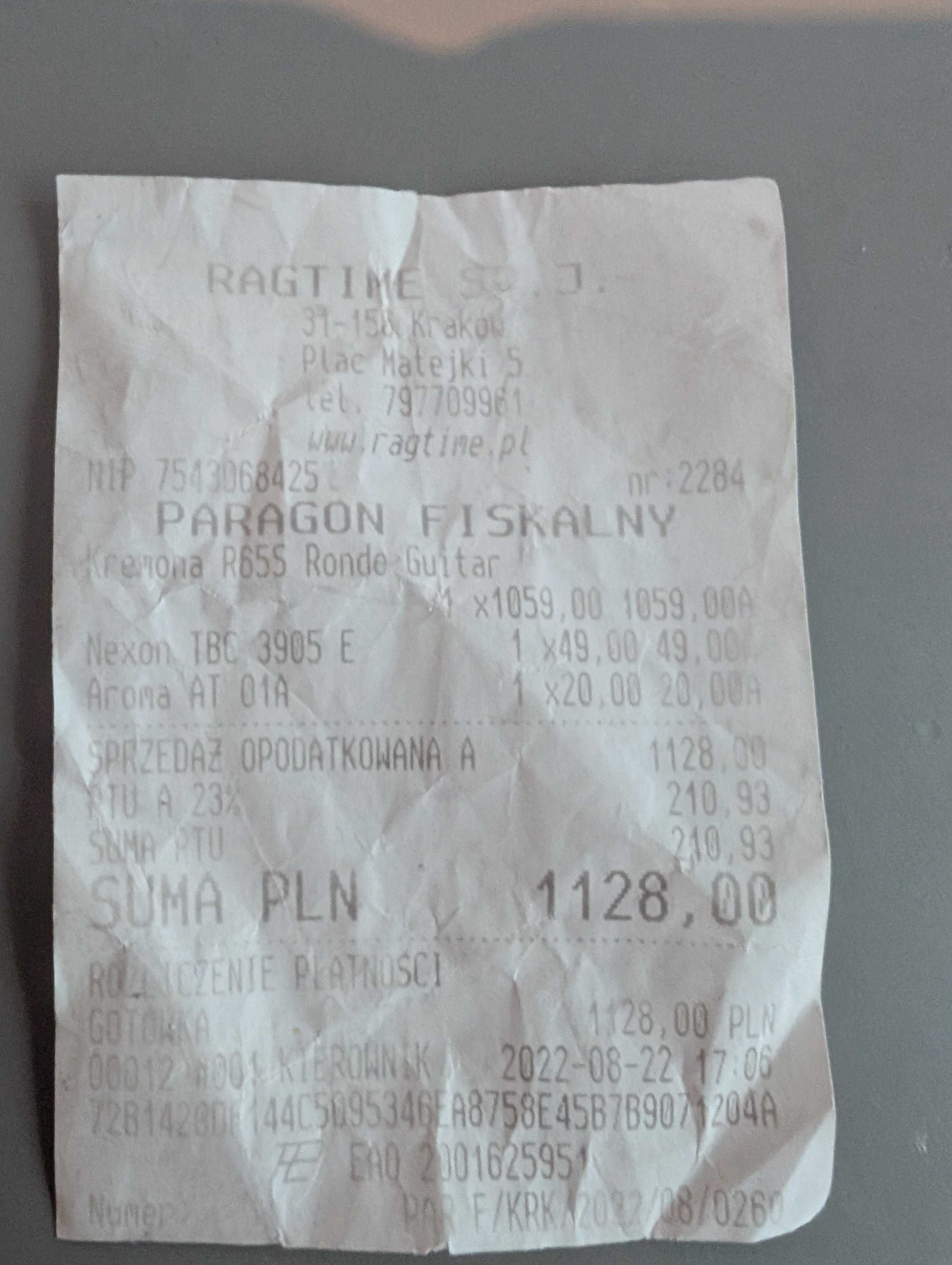 Gitara klasyczna z kapodastrem i tunerem