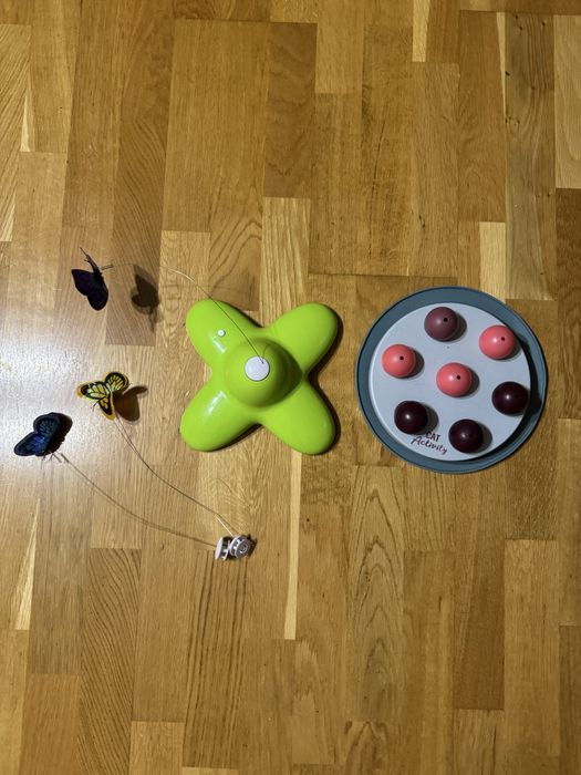 Zabawka dla kota z motylkami i kulki