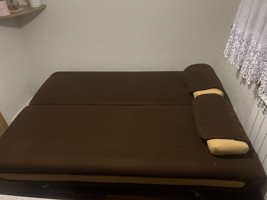 Wersalka rozkladana z fukcja spania i pojemnikiem an posciel