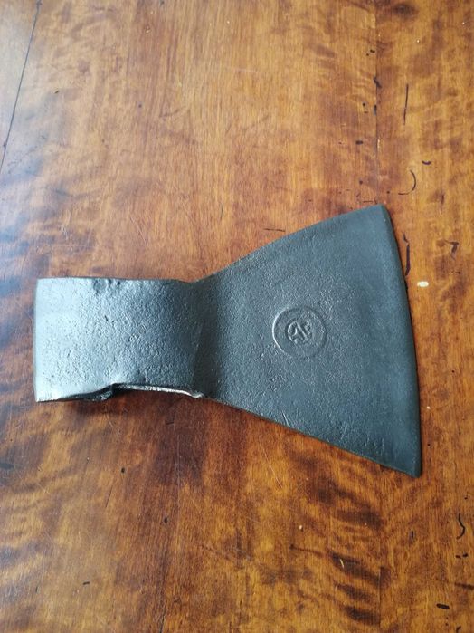 Przedwojenna kuta siekiera sygnowana 1,5 kg