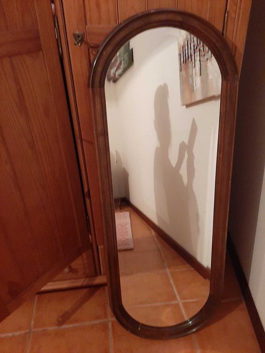 Espelho com moldura em madeira