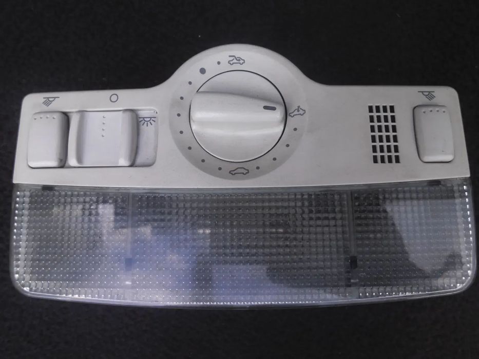LAMPKA PODSUFITKI PANEL OŚWIETLENIA WNĘTRZA KABINY VW GOLF IV PASSAT B5 1J0947105 POSIADAM 3SZT