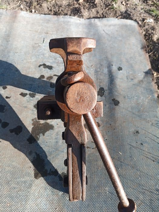 Тіски ковальські