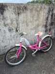 Bicicleta branca e rosa