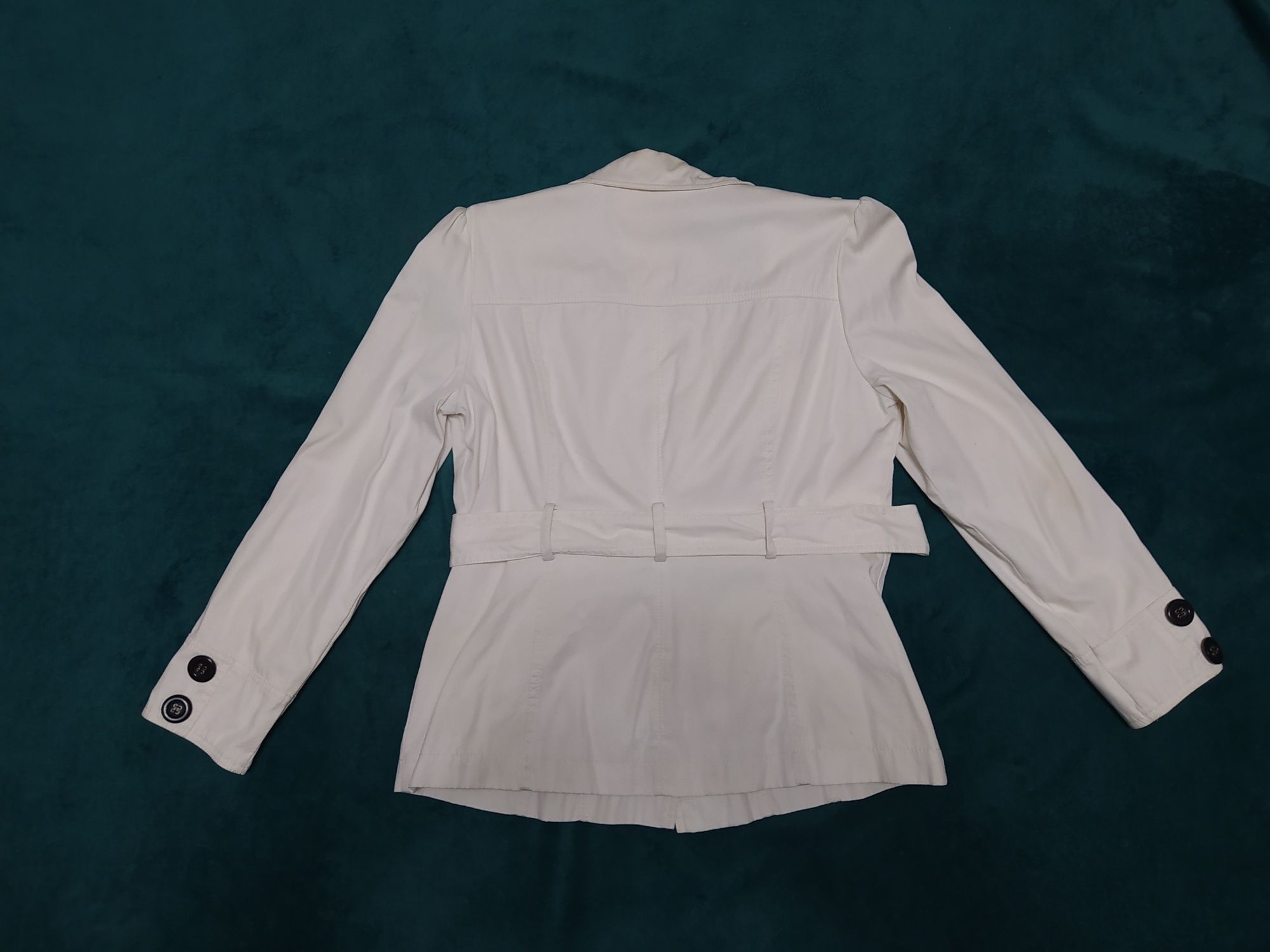 Вкорочена біла куртка
