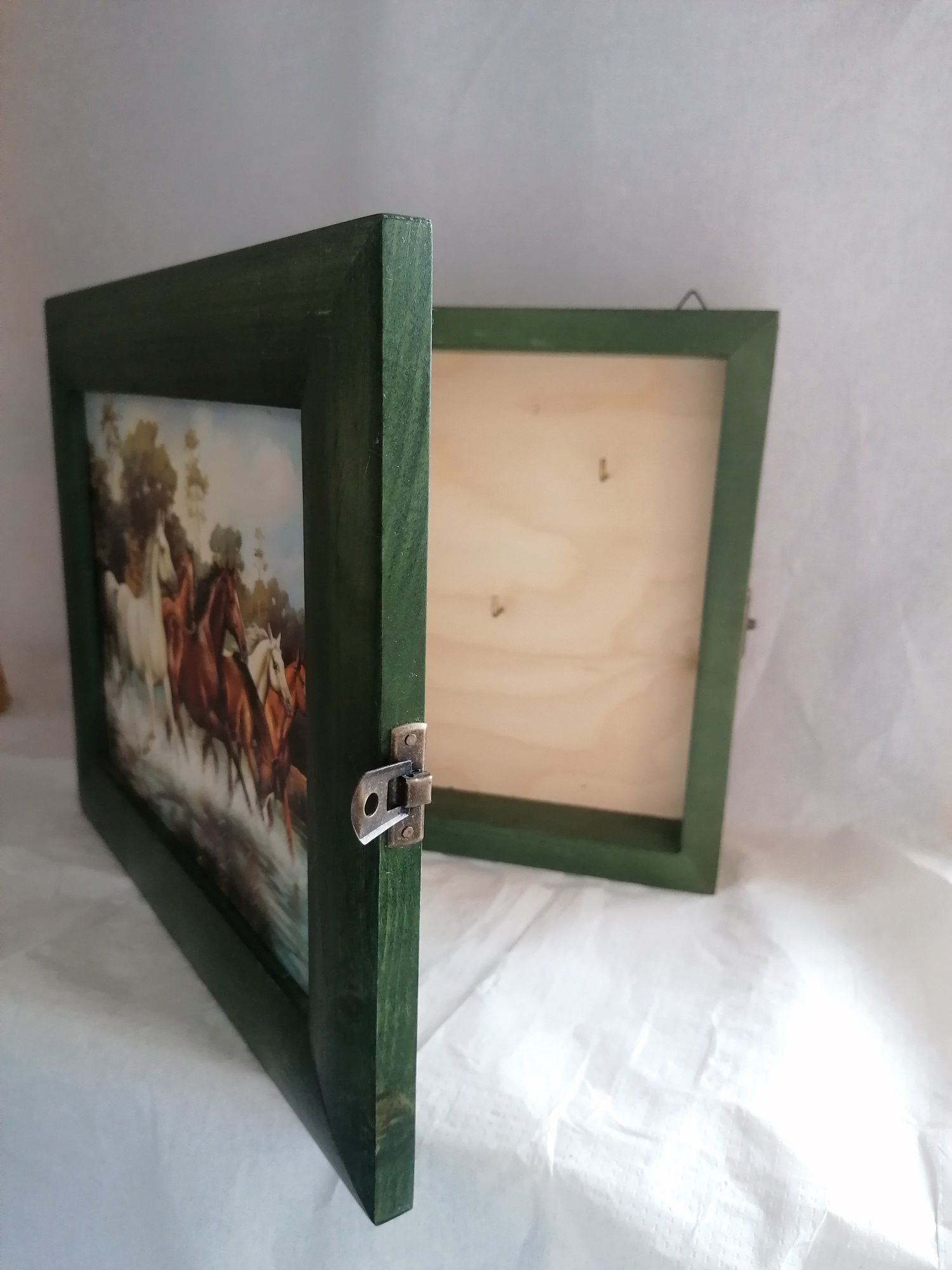 Piękna drewniana szkatułka szafeczka na klucze z motywem koni koń