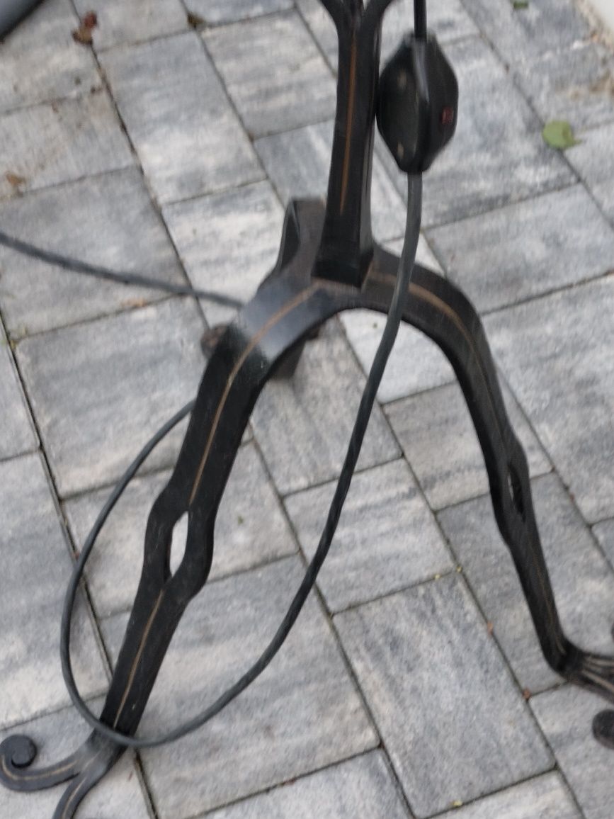 Lampa stojąca na trójnogu