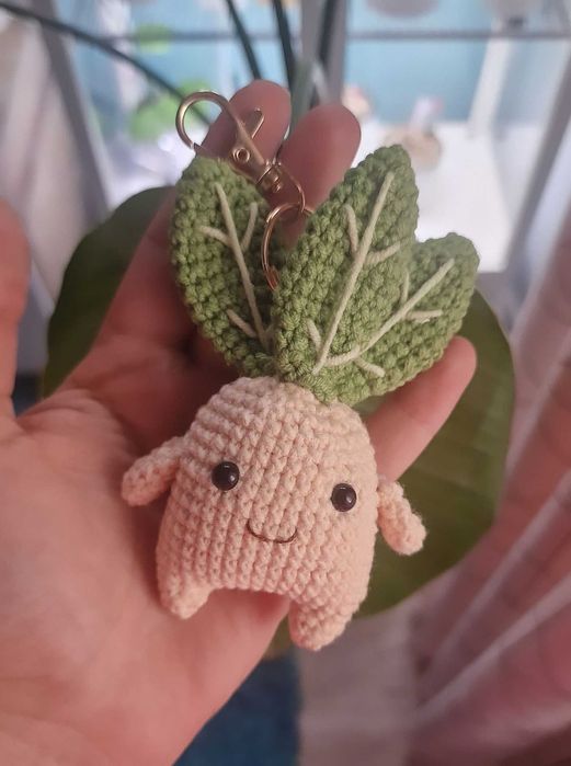 Brelok mandragora na szydełku