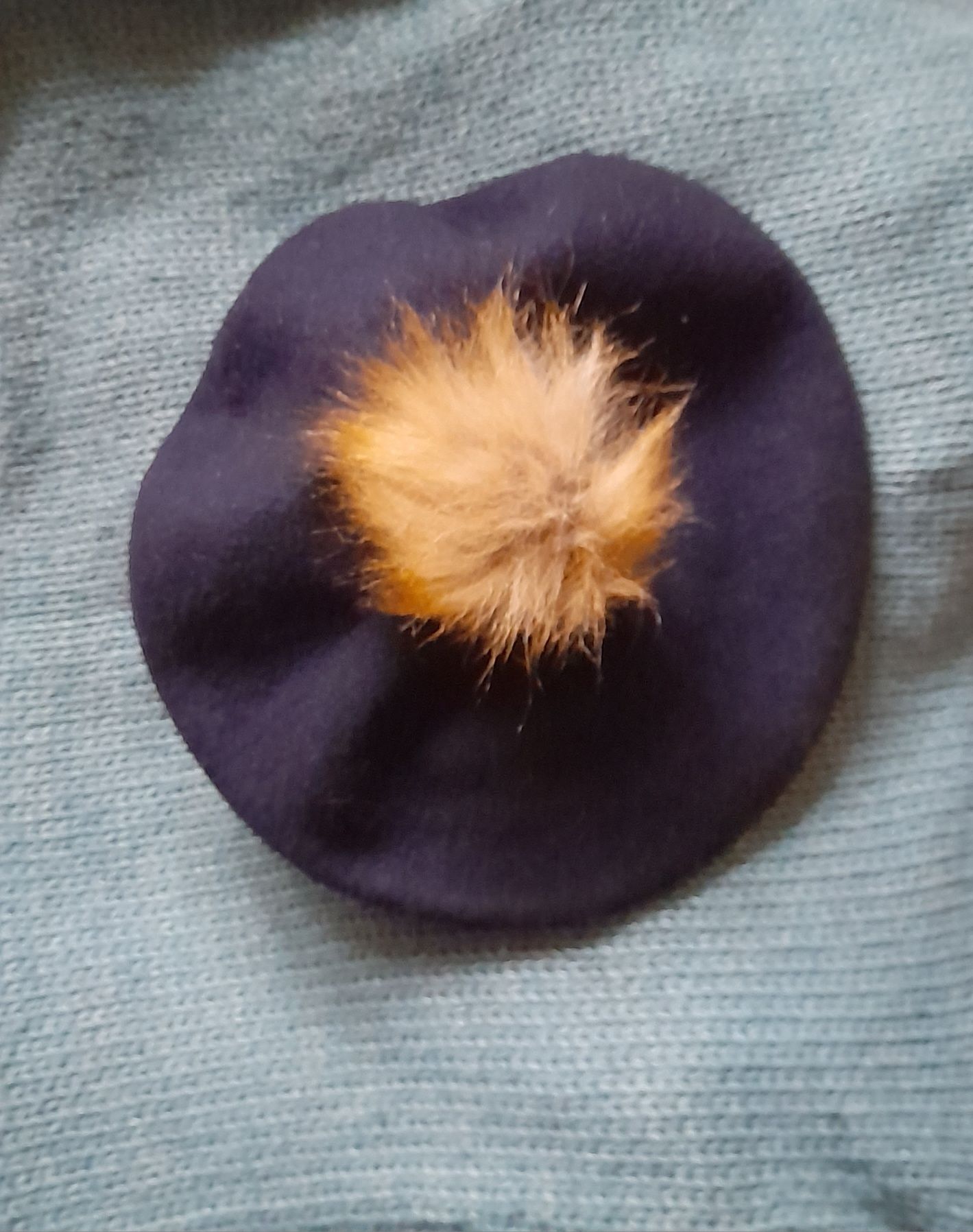 Beret z pomponem