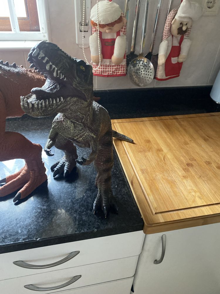 Vendo 2 dinossauros de brincar