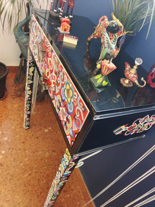 Konsola wysoki połysk, czarna,biała ozdoby ręcznie robione