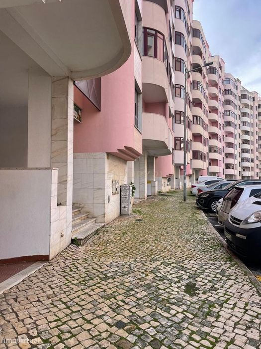 **Box na Rua Maria Carlota D´Oliveira para Venda!**