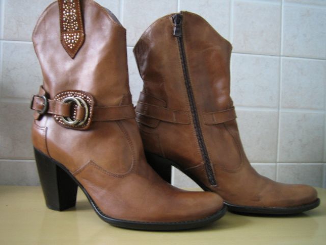 Продаються жіночі шкіряні чобітки Nero Giardini размер 38 б/в