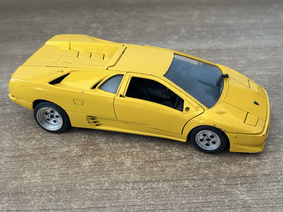 Miniatura Lamborghini Diablo escala 1/18 amarelo